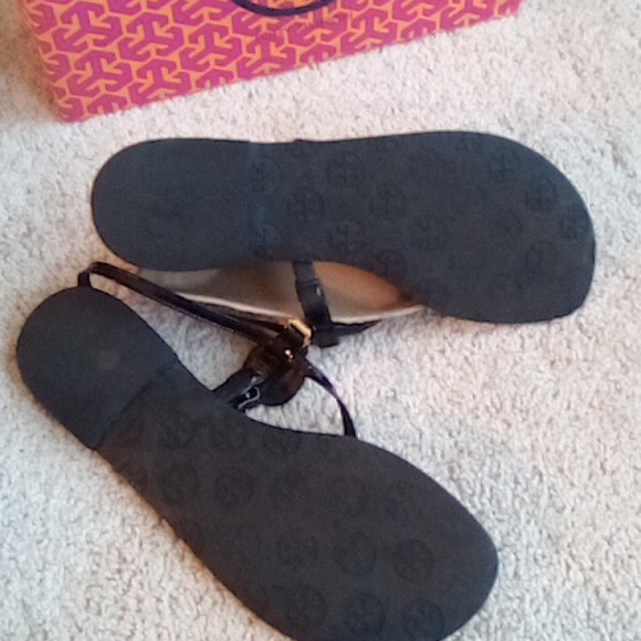 Tory Burch Ali Black Patent leather Thong Sandals - Picture 5 of 10
